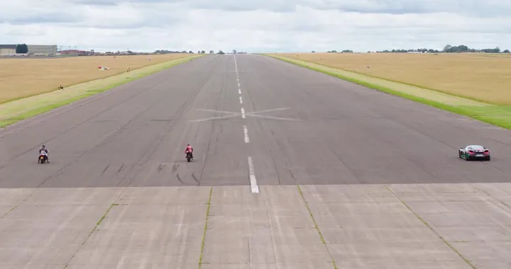 Red Bull KTM MotoGP vs Suzuki Hayabusa vs Rimac Nevera: chi vince la drag race? [VIDEO]