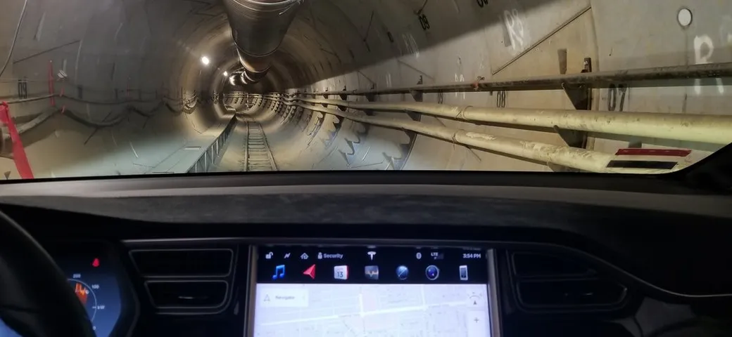 The boring company: auto su binari in tunnel sotterranei [Video]