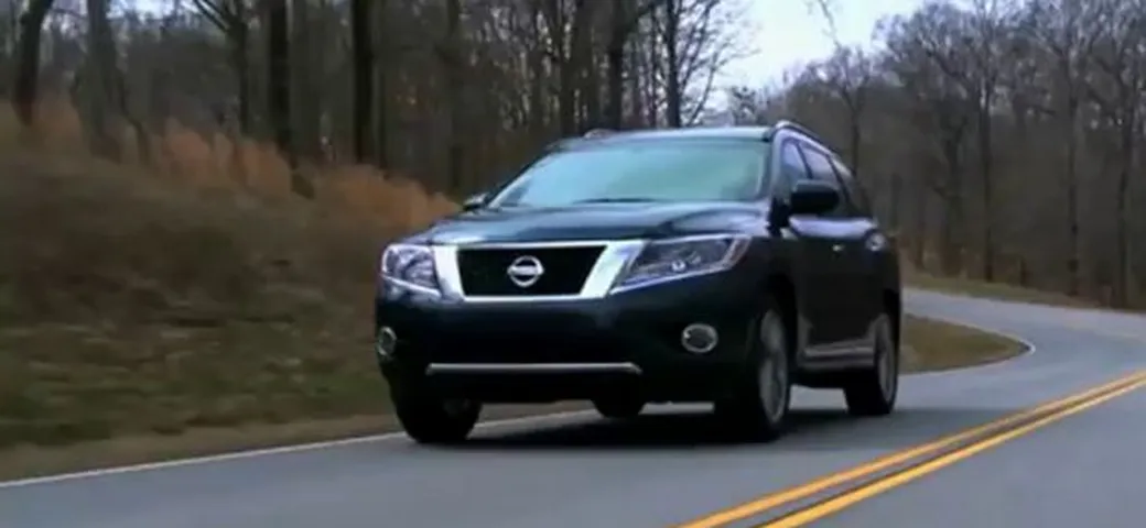 Nissan Pathfinder Hybrid in video