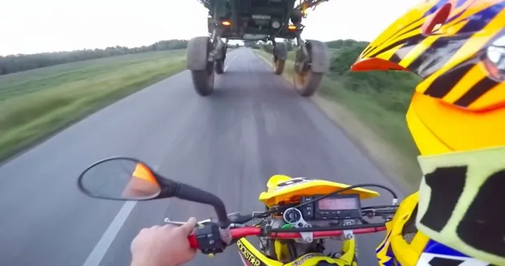 Strano sorpasso in moto