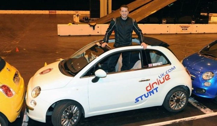 Alistair Moffatt  ed una Fiat 500C stabiliscono il nuovo record di parcheggio parallelo