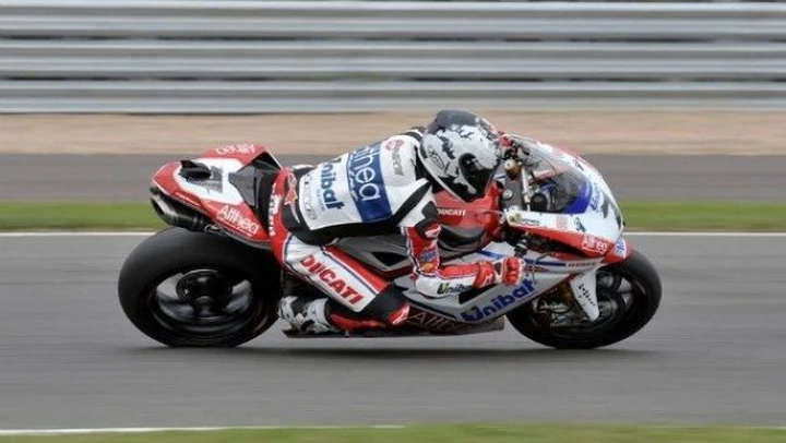 WSBK, Silverstone: Checa vince anche gara2 e ipoteca il mondiale. Bel duello Melandri-Biaggi per il 3° posto.