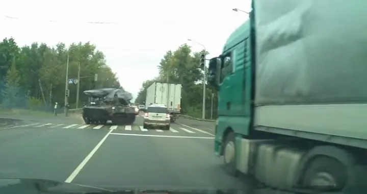 Russia: tank travolge una Skoda [Video]