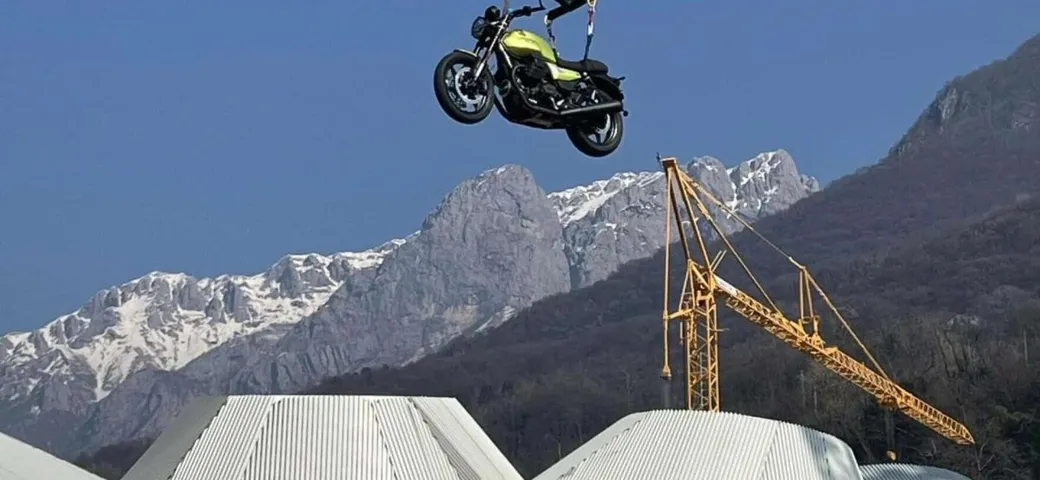 Moto Guzzi rompe le leggi della gravità: la V7 Sport prende il volo