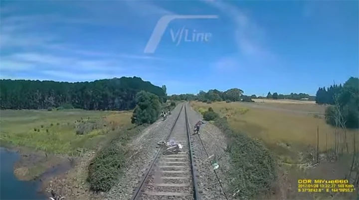 Treno in corsa 'investe' endurista [Video]