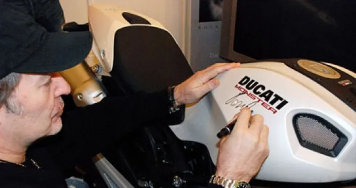 Ducati Monster 696 autografata da Vasco Rossi per un fortunato fan