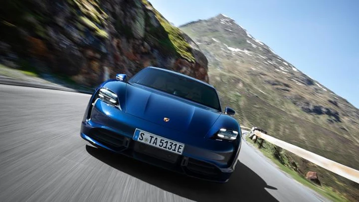 Porsche diventerà più elettrica, ma la 911 continuerà a rombare