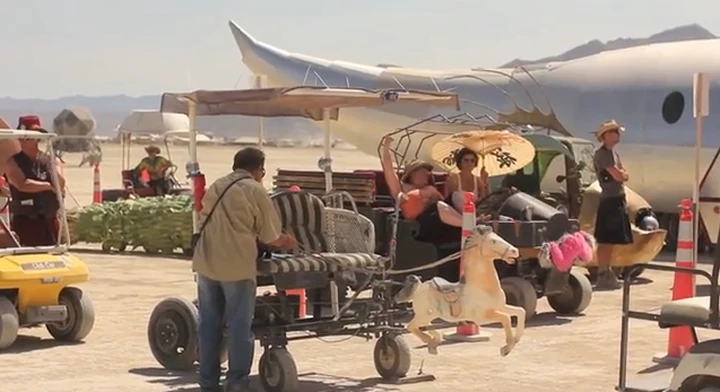 La coda di veicoli per il Burning Man Festival