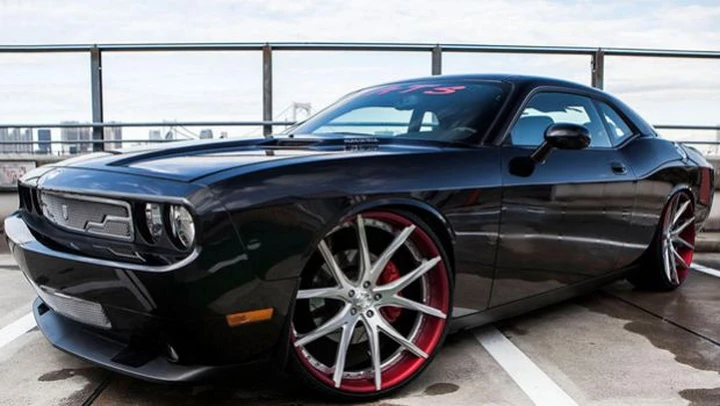 Dodge Challenger SRT8: in video con cerchi da 24