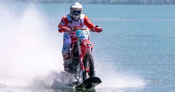 Honda, con una CRF450R sull'acqua a 104 km/h: il nuovo record