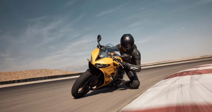 Triumph Daytona 660 2026: il restyling che sfida la Yamaha R7