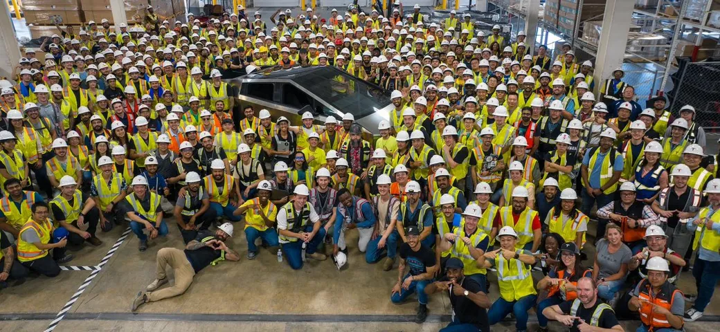 Tesla Cybertruck: finalmente è stato prodotto il primo esemplare [FOTO]