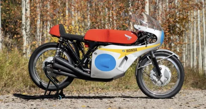 Non è l’originale, ma vale 330.000 dollari: il caso della Honda RC174