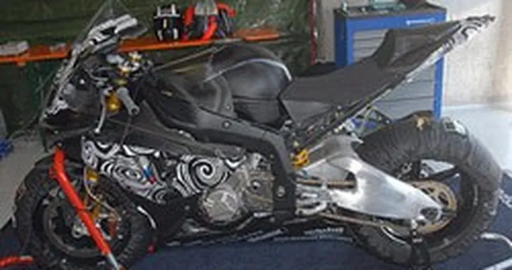 BMW S1000RR: prima assoluta davanti al pubblico di Magny Cours