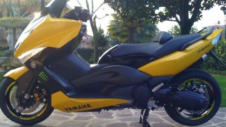 Foto del giorno: In piega con il T-Max