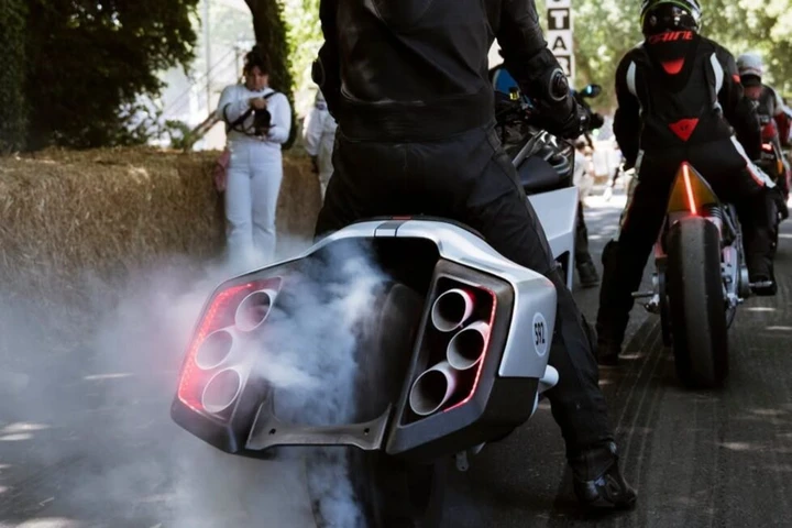 BMW Vision K18 protagonista a Goodwood: il sei cilindri sembra un jet in decollo [VIDEO]