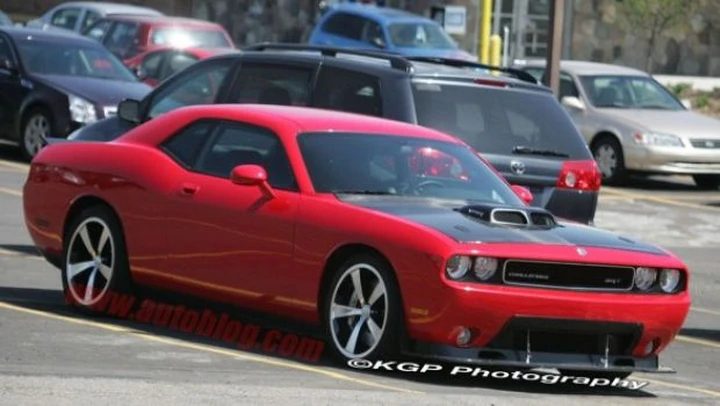 Dodge Challenger SRT-10: foto spia della versione con motore di provenienza Viper