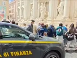 Sosta selvaggia a Fontana di Trevi, utilizzando una paletta falsa: denunciato