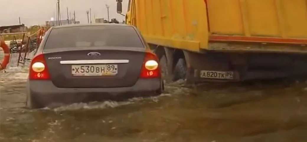 Camion affonda un ponte in Russia: auto nel fiume in video