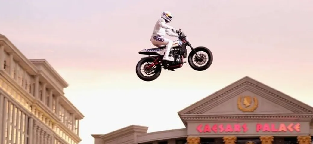 Travis Pastrana ricrea 3 salti di Evel Knievel [Video]