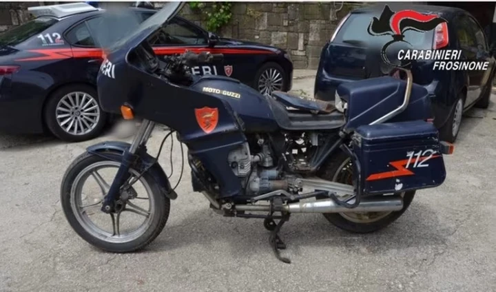 Moto Guzzi ex Carabinieri con sirene attive: scatta il sequestro