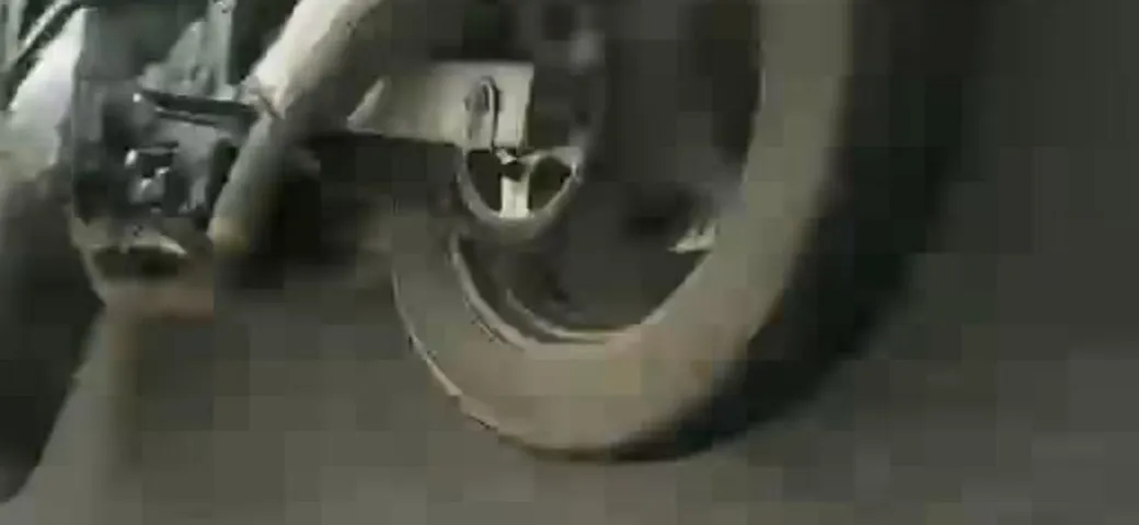 Motociclista fa crash con un'auto [Video]