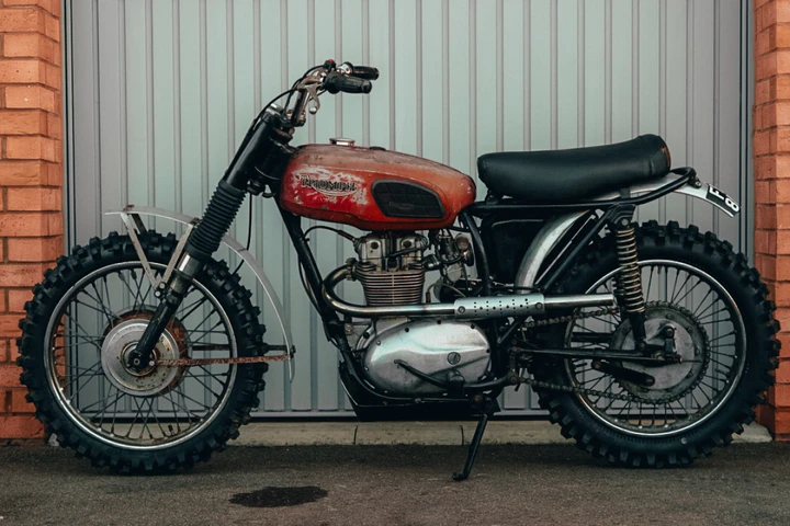 Dimenticata dal 1997, una Triumph T25W rinasce grazie a Instagram