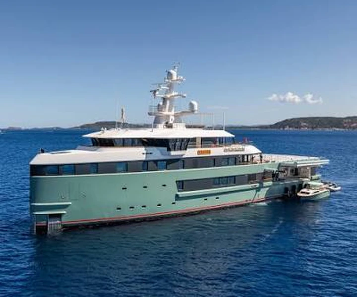 Il superyacht da 62 metri con eliporto da 100 milioni compare a Mondello