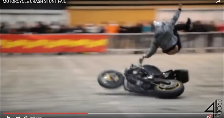 Stuntman fa spettacolo e...cade in moto [Video]