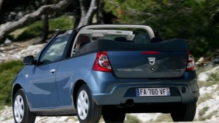 Dacia Sandero: ricostruzione grafica della Cabrio