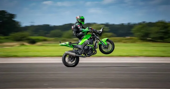 Seduto sul serbatoio a oltre 200 km/h: il Guinness World Record che sfida la logica