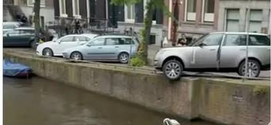 Un modo insolito di parcheggiare con la Range Rover | Video
