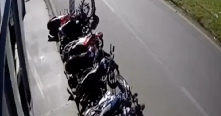 Effetto domino in bici, a terra 10 mezzi a due ruote: ecco il video