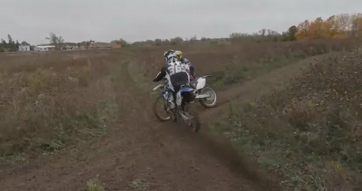 Spaventoso incidente in moto per due fratelli [Video]