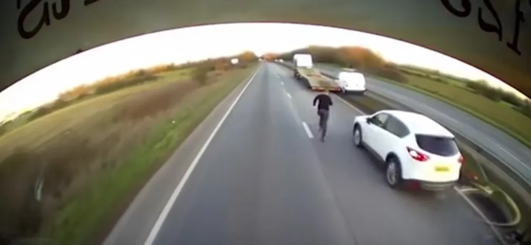 Camionista salva automobilista colpito da infarto [Video]