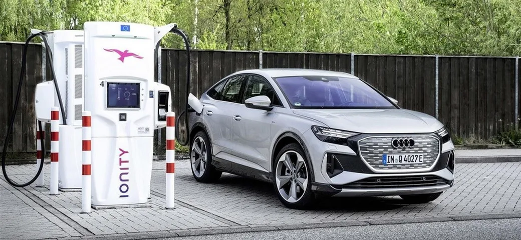 Audi Q4 e-tron: nuove versioni per la SUV compatta elettrica