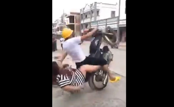 Incidenti in moto: biker perde la compagna per strada [Video]