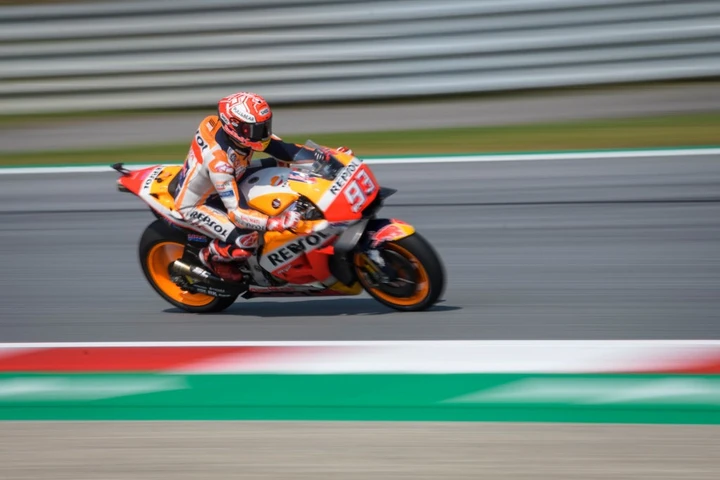 MotoGP, Marquez, che frustata! Pole per un soffio sulle Rosse del Dovi e di Jorge