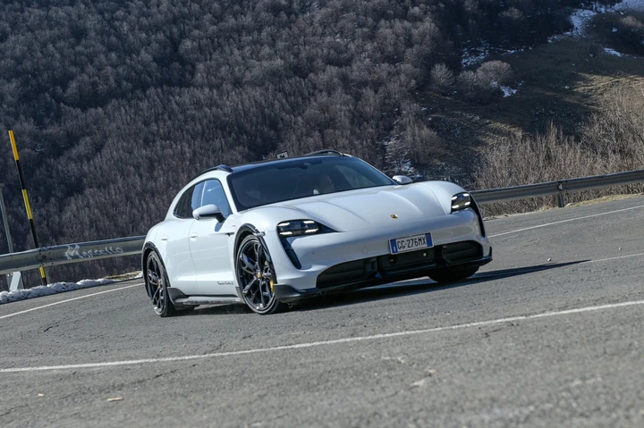 Porsche Taycan Cross Turismo Turbo S: la prova su strada
