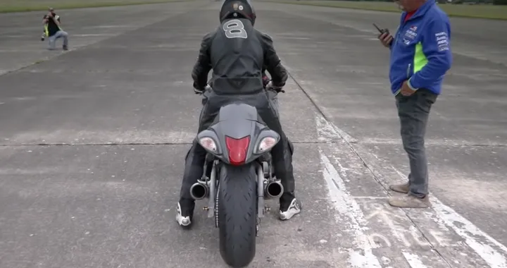 Guy Martin a 436 km/h su una Suzuki Hayabusa. È record!