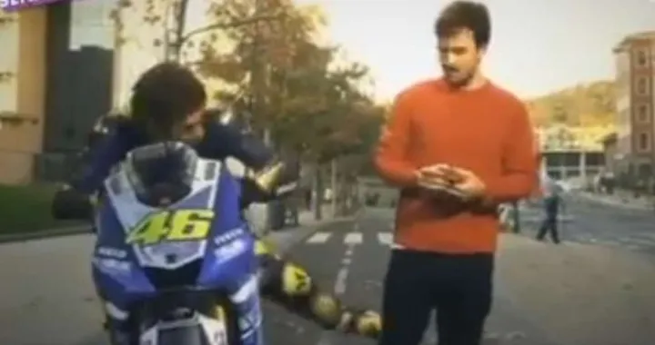 Rossi e il "vizietto" dei calci: l'ironia sui Social Network [Video]