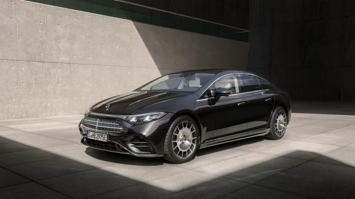 Nuova Mercedes EQS, autonomia record e ricarica ultra veloce