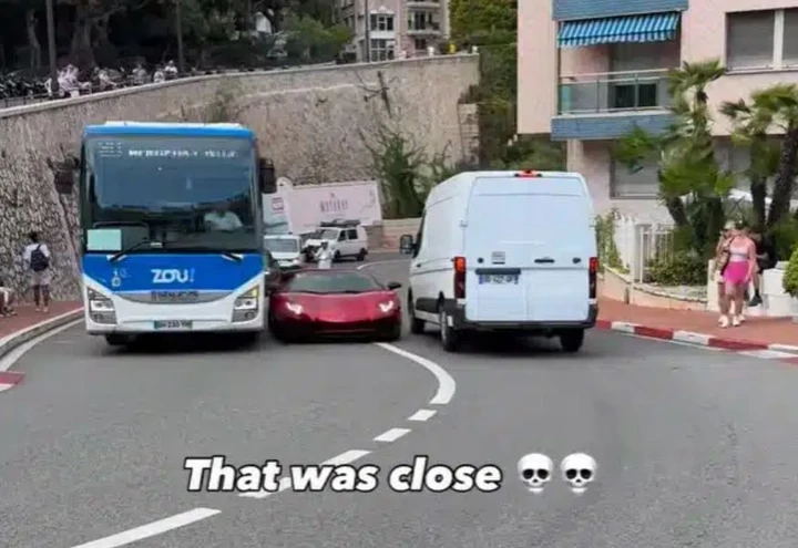 La Lamborghini rischia grosso, sorpasso fra bus e van a Monaco