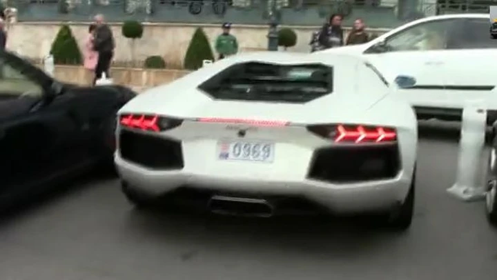 L'Aventador sfida la RAV4. L'Epic Fail è del parcheggiatore