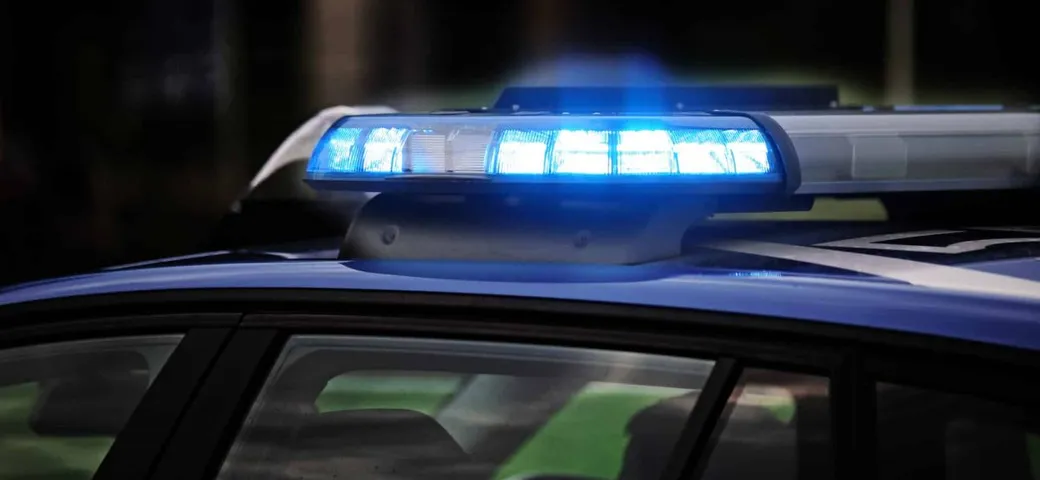 Usa la sirena per saltare il traffico: multato e denunciato
