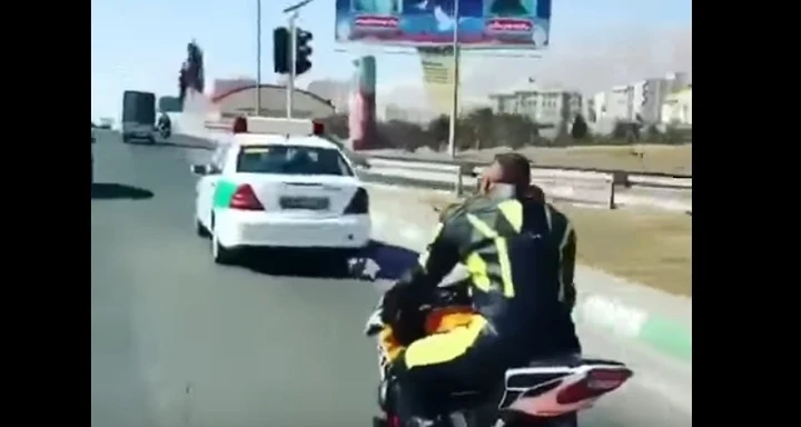 In moto senza casco sfida la polizia [Video]