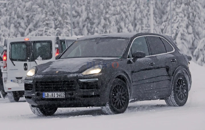 Porsche Cayenne 2017: foto spia sulla neve