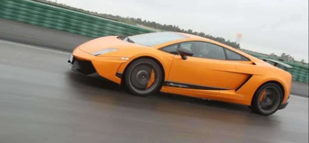 Lamborghini Gallardo LP 570-4 Superleggera: dati tecnici e foto in pista
