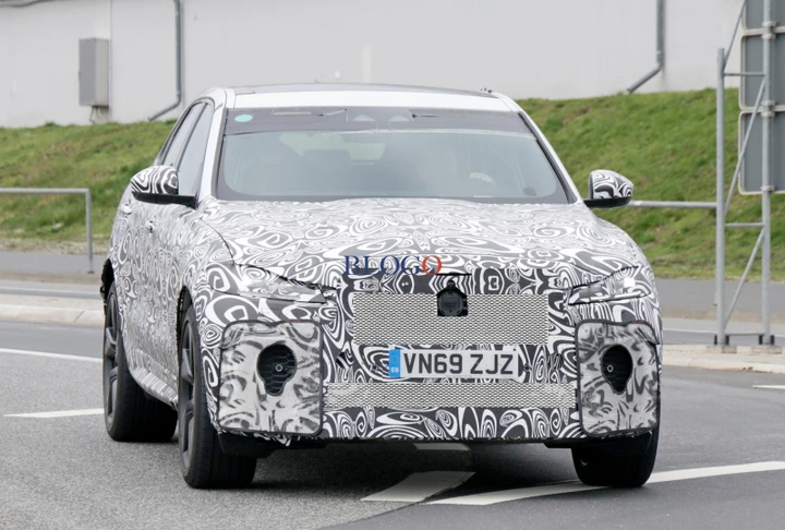 Jaguar F-Pace SVR: le foto spia del restyling
