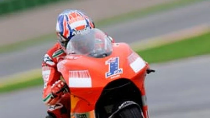 Valencia MotoGP: la pole è di Stoner davanti a Pedrosa e Hayden. Male Rossi, solo decimo